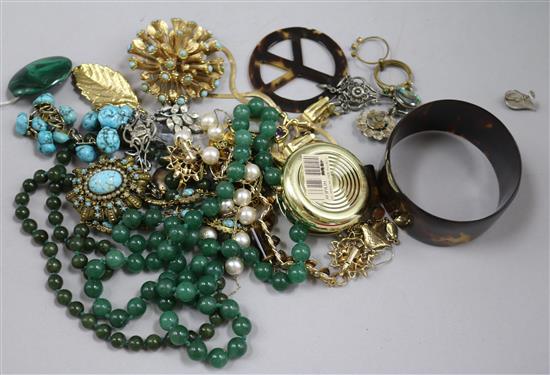 Mixed costume jewellery.